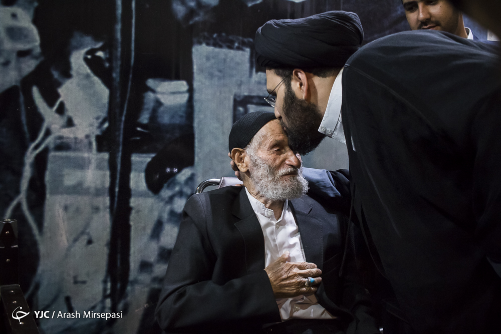 از  خادم امام (حاج عیسی جعفری) با حضور یادگار امام(ره) تجلیل شد+عکس