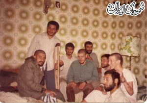 صادق آهنگران با سر تراشیده در جمع رزمندگان+عکس