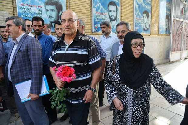 حضور پدر شهید اروپایی پس از 30 سال بر مزار فرزندش +عکس حضور پدر شهید اروپایی پس از 30 سال بر مزار فرزندش +عکس