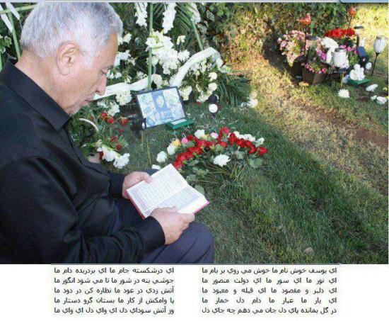 قرآن خواندن پدر مرحوم میرزاخانی بر مزار دخترش +عکس