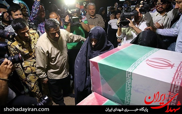 عکس/دیدار خانواده شهید مهدی غلامی با پیکر فرزندشان پس از ۳۳ سال عکس/دیدار خانواده شهید مهدی غلامی با پیکر فرزندشان پس از ۳۳ سال