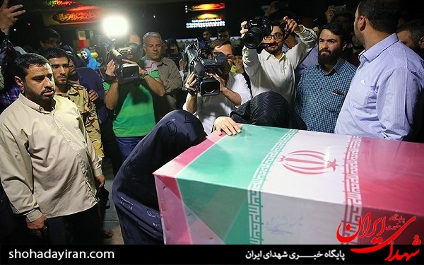 عکس/دیدار خانواده شهید مهدی غلامی با پیکر فرزندشان پس از ۳۳ سال عکس/دیدار خانواده شهید مهدی غلامی با پیکر فرزندشان پس از ۳۳ سال