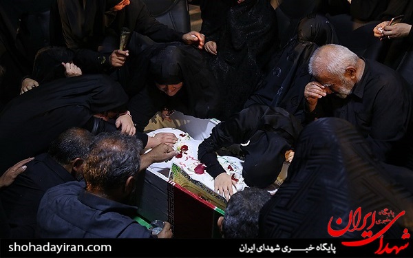 عکس/دیدار خانواده شهید مهدی غلامی با پیکر فرزندشان پس از ۳۳ سال عکس/دیدار خانواده شهید مهدی غلامی با پیکر فرزندشان پس از ۳۳ سال