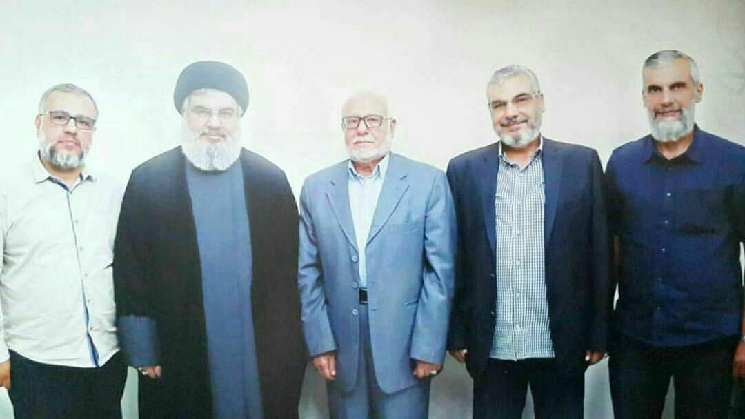 سید حسن نصرالله در کنار پدر و برادرانش + عکس