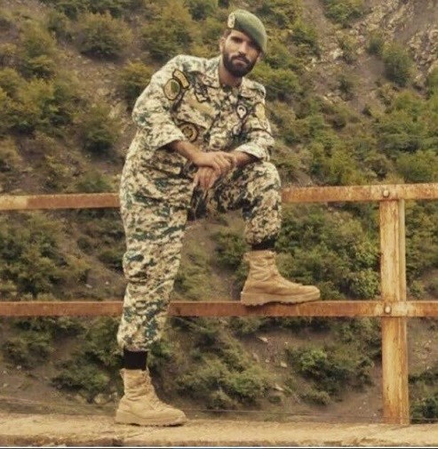 جنگ تن به تن تکاور ایرانی با تروریستها / آقا فرمودند افتخار کن که چنین پسری داری جنگ تن به تن تکاور ایرانی با تروریستها / آقا فرمودند افتخار کن که چنین پسری داری