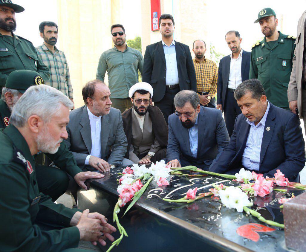 محسن رضایی بر مزار شهید سردار همدانی +عکس محسن رضایی بر مزار شهید سردار همدانی +عکس