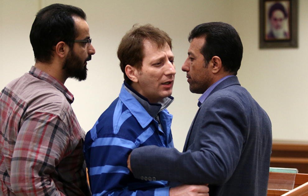 به دلیل درگیری لفظی: اخراج زنجانی از دادگاه+عکس به دلیل درگیری لفظی: اخراج زنجانی از دادگاه+عکس