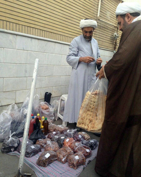 تصویری از دستفروشی یک روحانی در شهر قم+عکس تصویری از دستفروشی یک روحانی در شهر قم+عکس