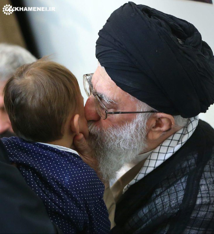 بوسه رهبر انقلاب بر صورت فرزند شهید حججی + عکس