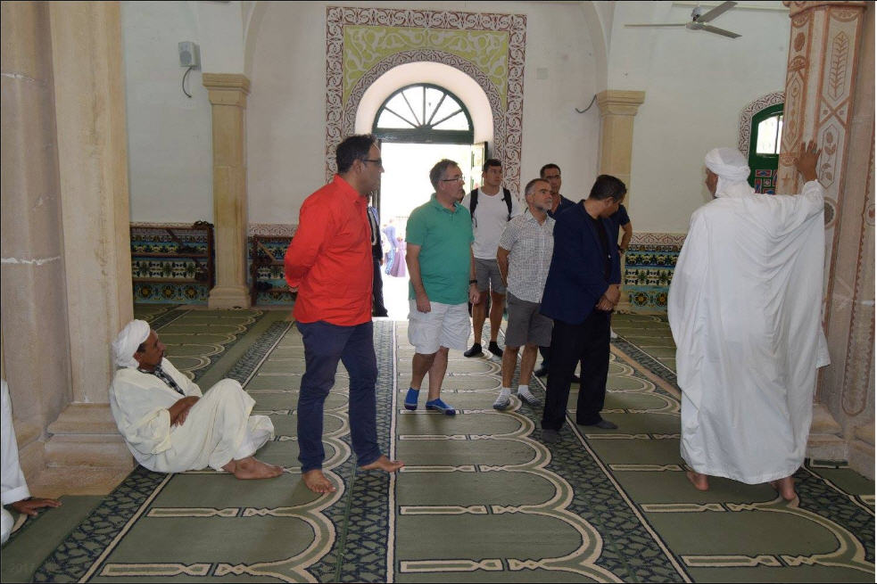 پوشش نامناسب سفیر انگلیس در یک مسجد! +عکس پوشش نامناسب سفیر انگلیس در یک مسجد! +عکس