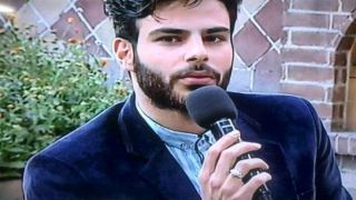 مصاحبه با خواننده پاپی که در بیت رهبری مداحی کرد