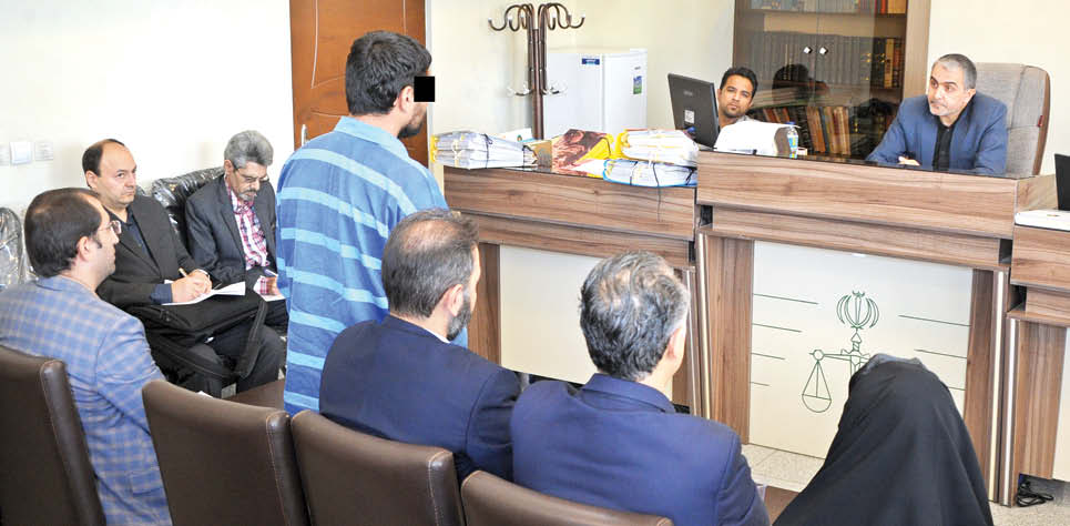 مرد مشهدی پسرش را از پل عابر پرت کرد! + عکس مرد مشهدی پسرش را از پل عابر پرت کرد! + عکس