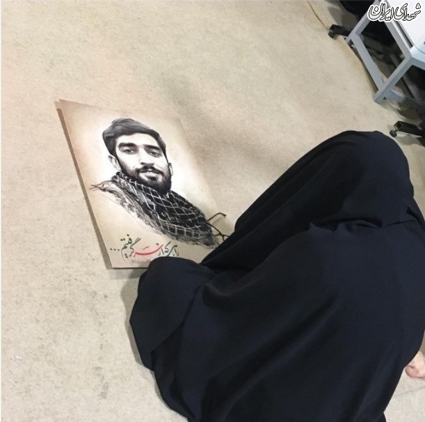خلوت همسر شهید حججی در معراج شهدای تهران/ عکس