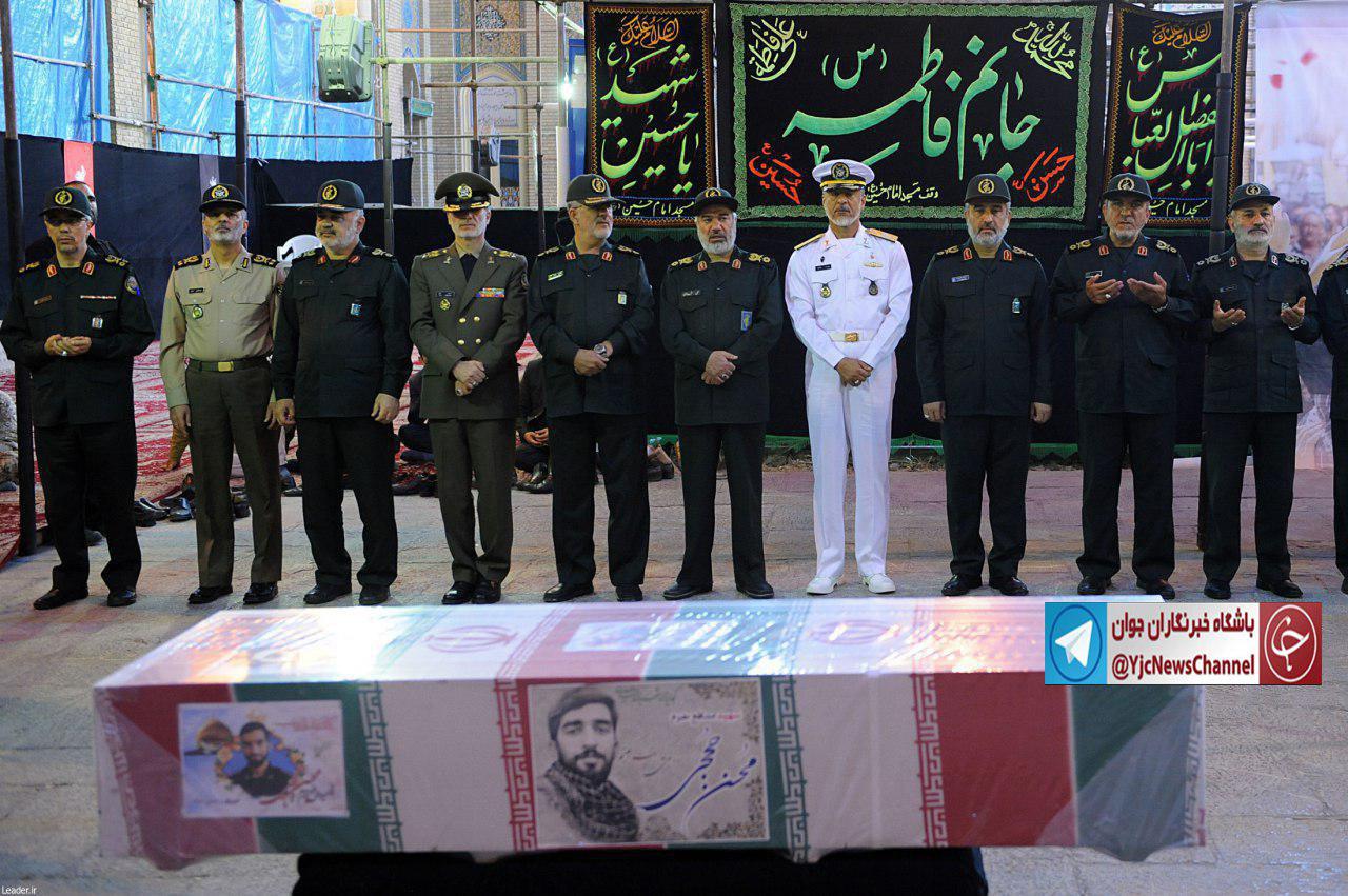 عکس/ حضور مقامات در کنار تابوت شهید حججی