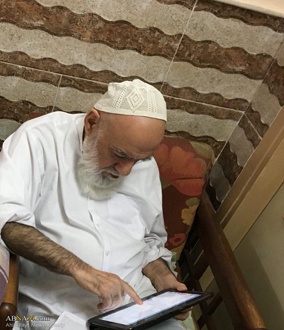 آیت الله گرامی در حال چک کردن کانال شخصی + عکس