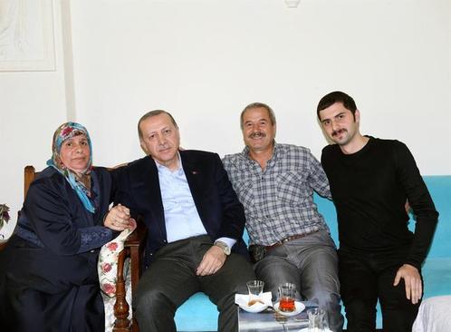 حضور و چای خوری اردوغان در منزل یک پیرزن + عکس حضور و چای خوری اردوغان در منزل یک پیرزن + عکس