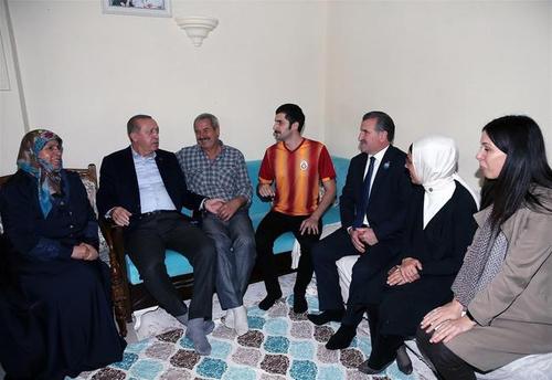 حضور و چای خوری اردوغان در منزل یک پیرزن + عکس حضور و چای خوری اردوغان در منزل یک پیرزن + عکس