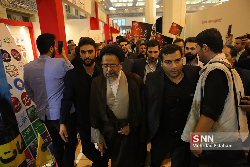 بازدید پرحاشیه وزیر اطلاعات از نمایشگاه مطبوعات بازدید پرحاشیه وزیر اطلاعات از نمایشگاه مطبوعات