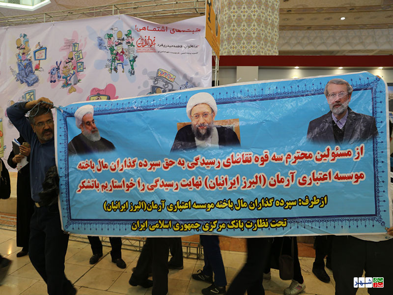 مانور چند باره معترضان در نمایشگاه مطبوعات + تصاویر مانور چند باره معترضان در نمایشگاه مطبوعات + تصاویر