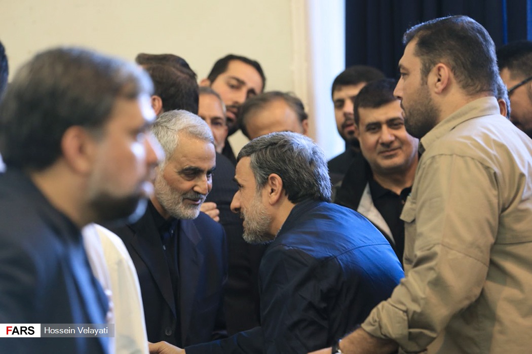 احمدی نژاد در مراسم ختم پدر سردار سلیمانی + عکس