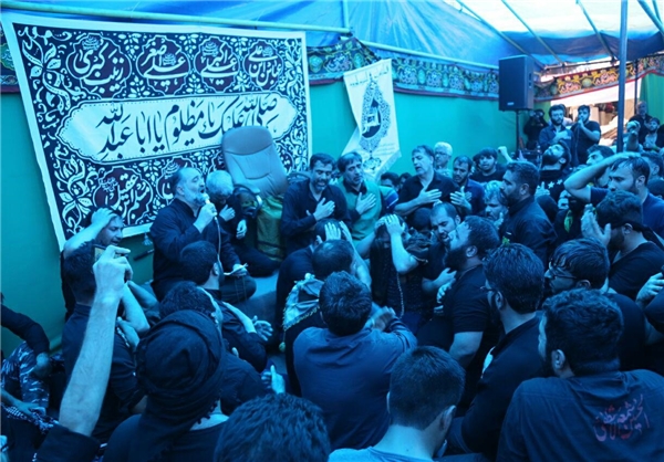 مداحی صادق آهنگران و نریمان پناهی در کربلا + عکس مداحی صادق آهنگران و نریمان پناهی در کربلا + عکس