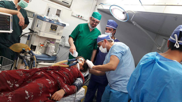جراحی مغز در بیمارستان صحرایی سرپل‌ذهاب + عکس