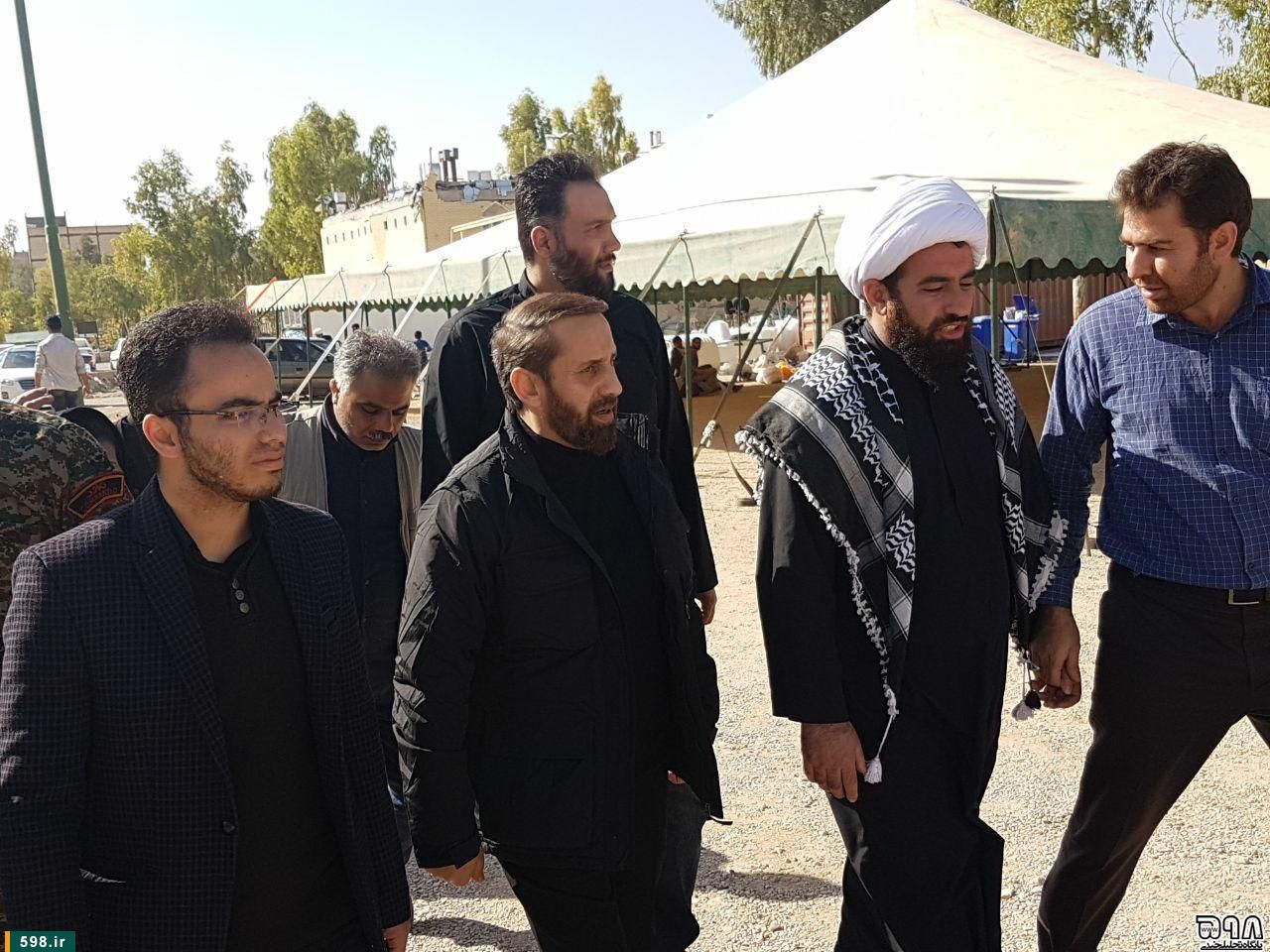 حضور مداح معروف در مناطق زلزله زده کرمانشاه + عکس
