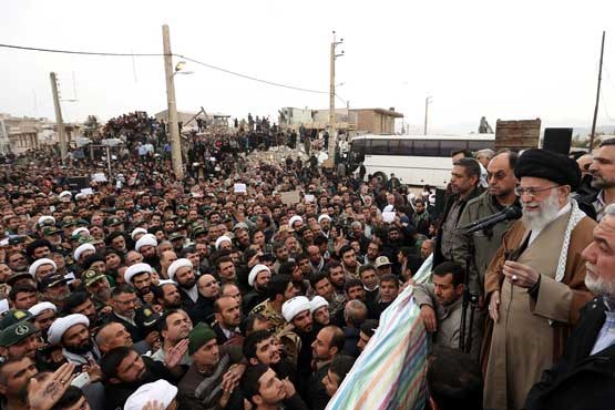 حضور رهبر انقلاب در مناطق زلزلهزده غرب/ عکس حضور رهبر انقلاب در مناطق زلزلهزده غرب/ عکس