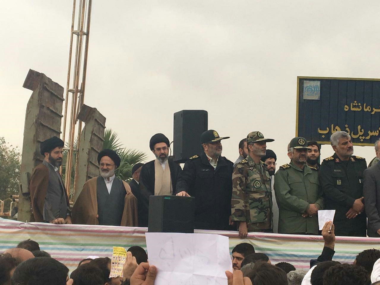 فرزاندان رهبری در حاشیه بازدید از مناطق زلزله‌زده