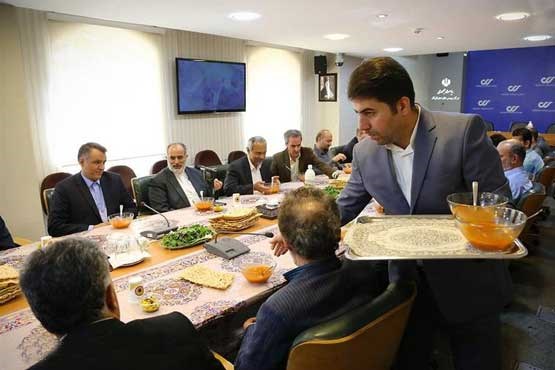 جلسه آبگوشتی معاون و مشاور رئیس جمهور + عکس جلسه آبگوشتی معاون و مشاور رئیس جمهور + عکس