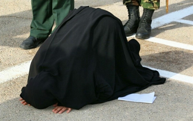سجده شکر همسر شهید آقادادی مقابل تابوت همسر سجده شکر همسر شهید آقادادی مقابل تابوت همسر