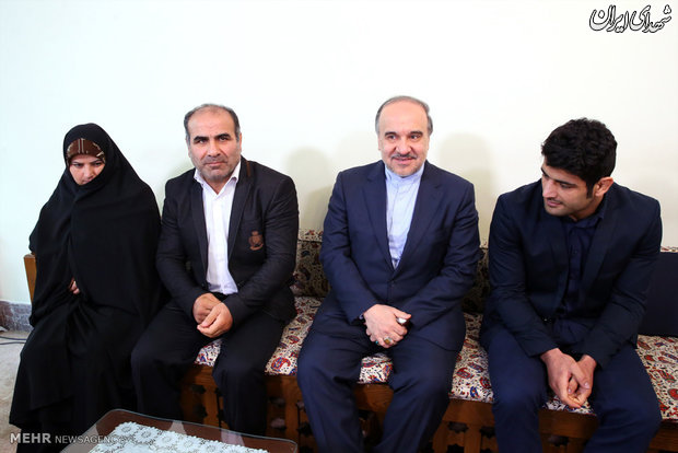 دیدار کشتی‌گیر سرافراز علیرضا کریمی با رهبر انقلاب/عکس