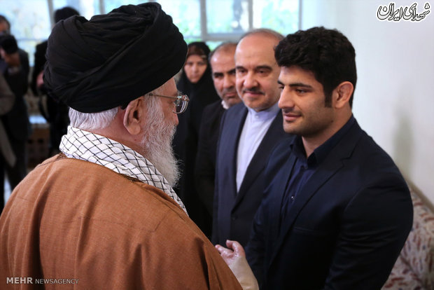 دیدار کشتی‌گیر سرافراز علیرضا کریمی با رهبر انقلاب/عکس