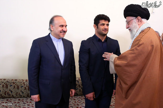 دیدار کشتی‌گیر سرافراز علیرضا کریمی با رهبر انقلاب/عکس