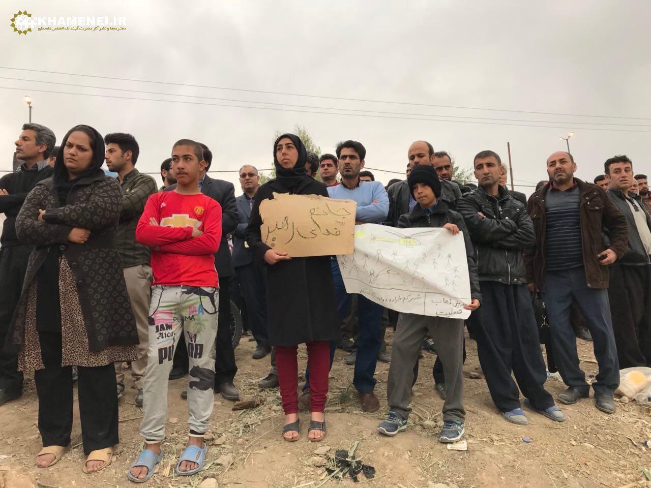 گزارشی خواندنی از حضور رهبر انقلاب در منطقه زلزلهزده گزارشی خواندنی از حضور رهبر انقلاب در منطقه زلزلهزده