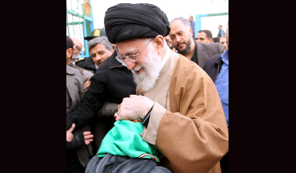 گزارشی خواندنی از حضور رهبر انقلاب در منطقه زلزلهزده گزارشی خواندنی از حضور رهبر انقلاب در منطقه زلزلهزده