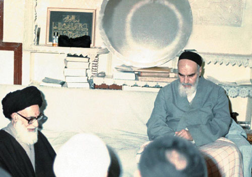 مواظب باشید گرگها شما را از رهبر جدا نکنند/هر عمامه سری كه از رهبر مكرم فاصله بگیرد، لعنت خدا برش باد مواظب باشید گرگها شما را از رهبر جدا نکنند/هر عمامه سری كه از رهبر مكرم فاصله بگیرد، لعنت خدا برش باد