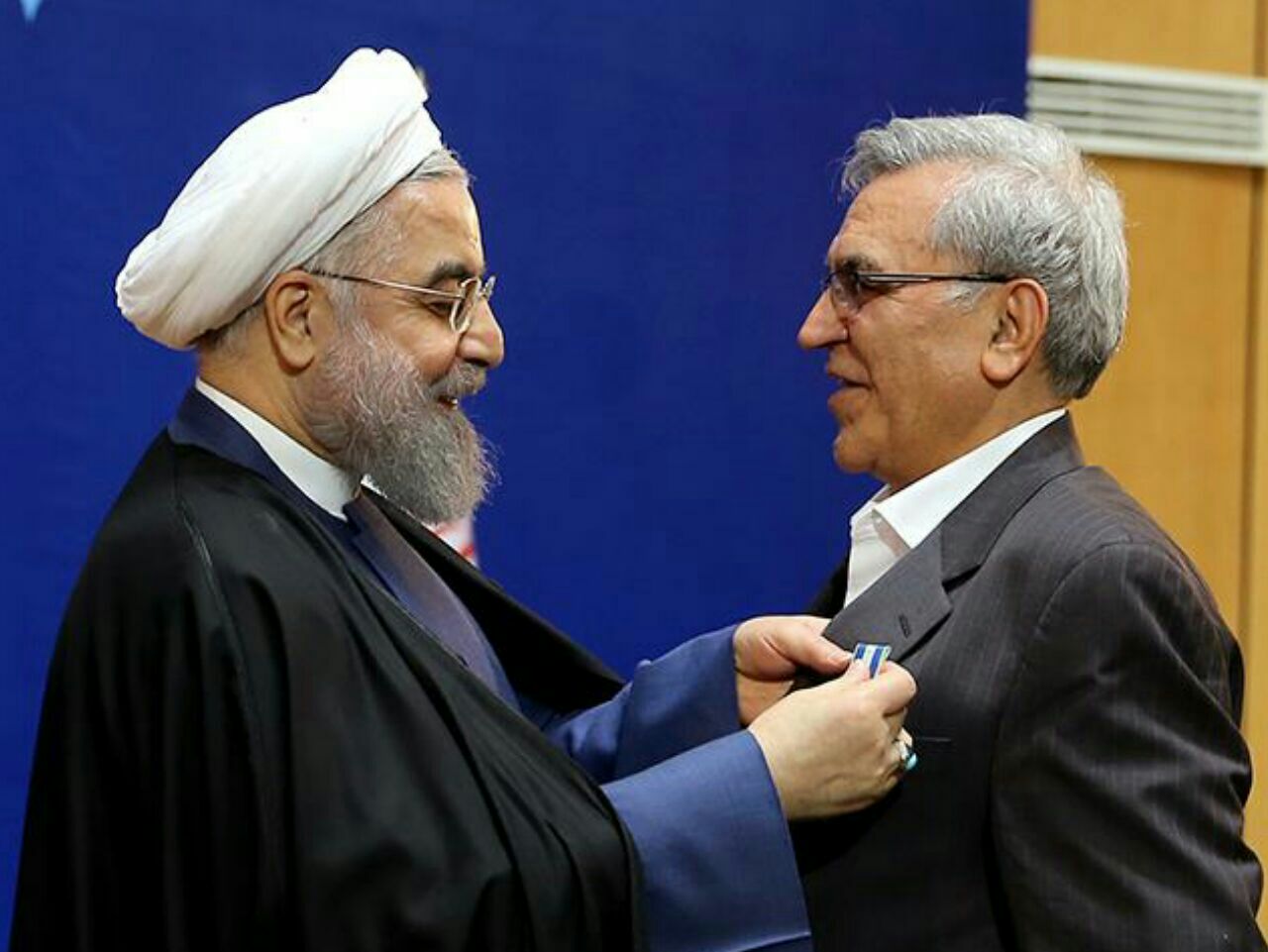 چرا اجازه دخالت بیگانگان بر سر جاسوسان را می دهید؟! چرا اجازه دخالت بیگانگان بر سر جاسوسان را می دهید؟!