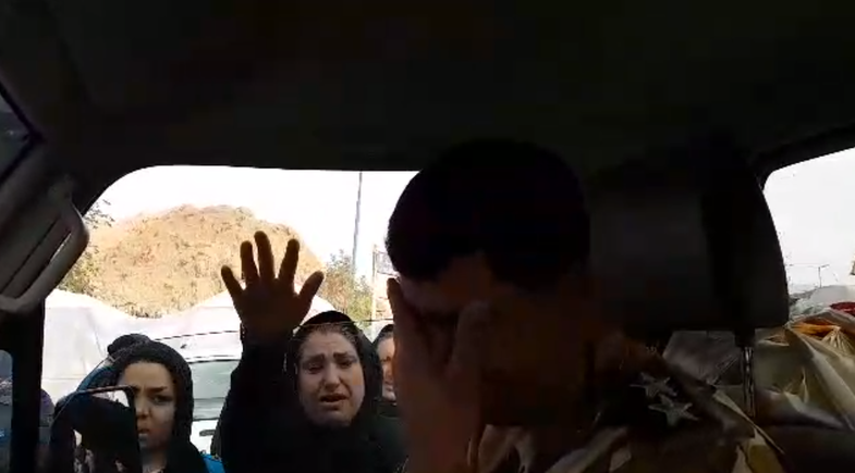 اشک‌ یک ارتشی لحظه خداحافظی از زلزله‌زدگان + عکس