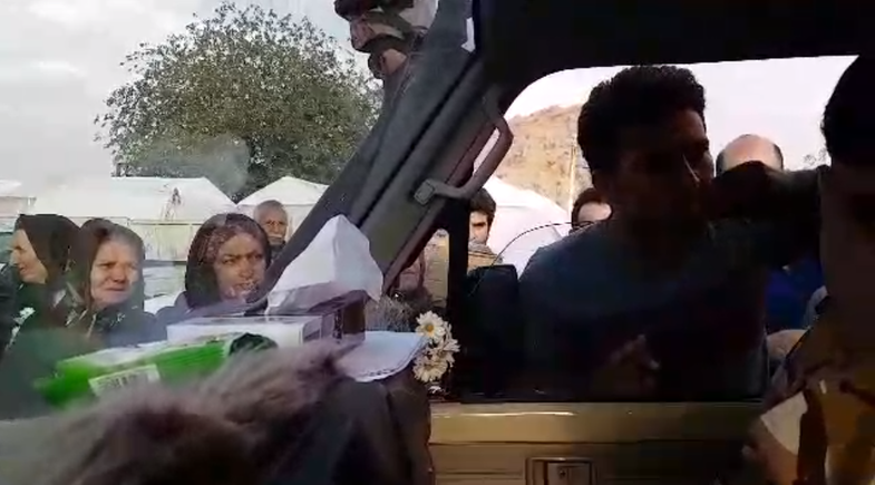 اشک‌ یک ارتشی لحظه خداحافظی از زلزله‌زدگان + عکس