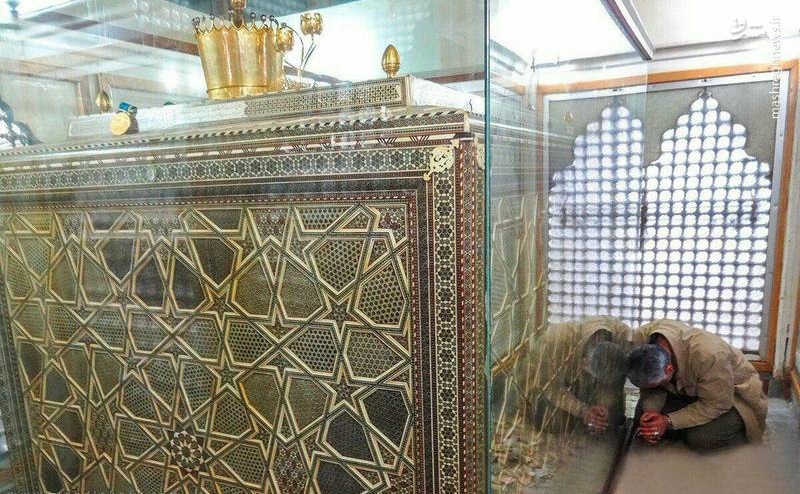 حاج قاسم داخل ضریح مرقد حضرت زینب (س) + عکس حاج قاسم داخل ضریح مرقد حضرت زینب (س) + عکس