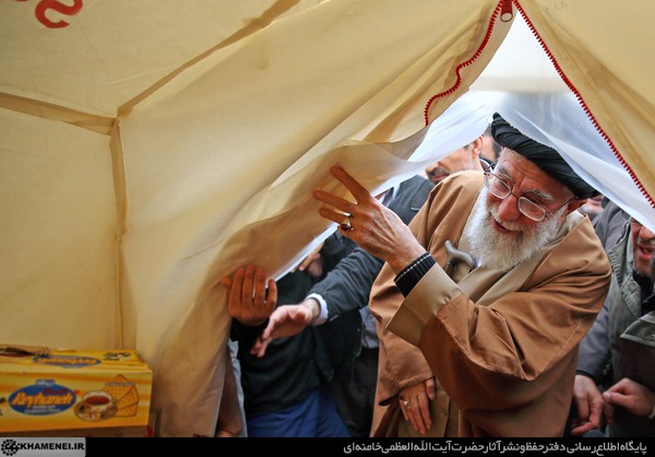 وقتی دخترک صورتش را در عبای آقا پنهان کرد/ ماجرای تذکر رهبر انقلاب به عکاسان وقتی دخترک صورتش را در عبای آقا پنهان کرد/ ماجرای تذکر رهبر انقلاب به عکاسان