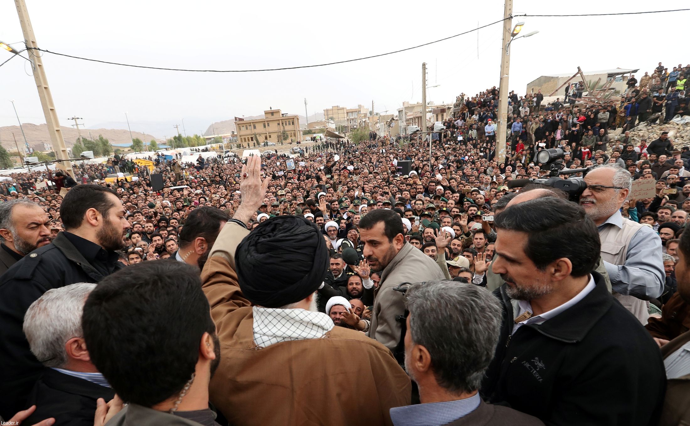 وقتی دخترک صورتش را در عبای آقا پنهان کرد/ ماجرای تذکر رهبر انقلاب به عکاسان وقتی دخترک صورتش را در عبای آقا پنهان کرد/ ماجرای تذکر رهبر انقلاب به عکاسان