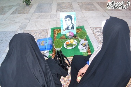 عکس/ لحظات زیبای تحویل سال در گلزار شهدای قم عکس/ لحظات زیبای تحویل سال در گلزار شهدای قم