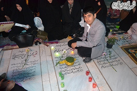 عکس/ لحظات زیبای تحویل سال در گلزار شهدای قم عکس/ لحظات زیبای تحویل سال در گلزار شهدای قم