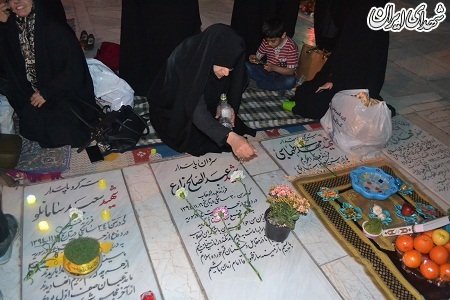 عکس/ لحظات زیبای تحویل سال در گلزار شهدای قم عکس/ لحظات زیبای تحویل سال در گلزار شهدای قم