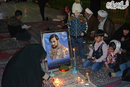 عکس/ لحظات زیبای تحویل سال در گلزار شهدای قم عکس/ لحظات زیبای تحویل سال در گلزار شهدای قم