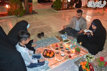 عکس/ لحظات زیبای تحویل سال در گلزار شهدای قم عکس/ لحظات زیبای تحویل سال در گلزار شهدای قم