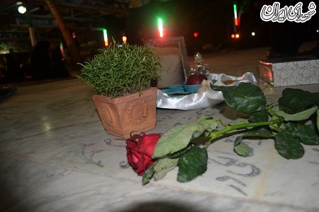 عکس/ لحظات زیبای تحویل سال در گلزار شهدای قم عکس/ لحظات زیبای تحویل سال در گلزار شهدای قم