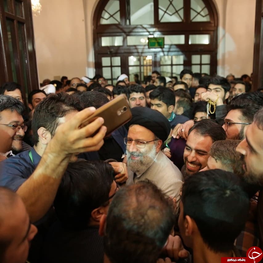 رئیسی در جمع معتکفین مسجد گوهر شاد + عکس رئیسی در جمع معتکفین مسجد گوهر شاد + عکس